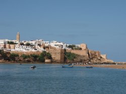 Fischerboote auf dem Fluss Bouregreg und Rabat im Hintergrund