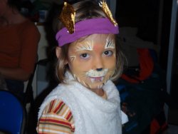 Marlene verkleidet sich zu Halloween als Katze