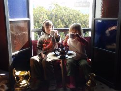 Teezeremonie der Kinder