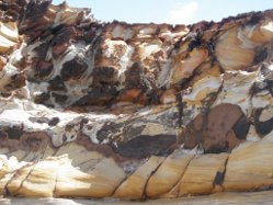 Bunte Farbpalette der Sandsteinfelsen