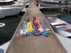 Till und Marlene spielen auf dem Steg in Yamba
