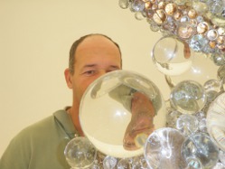 Lars vor Glas-Plastik