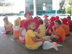 Essen auf dem Fuboden auch am Harmony Day