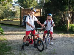 Die Kinder fahren stolz mit ihren Fahrrdern zur Schule