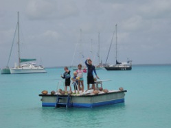 Die Kinder bringen Kokosnüsse zur Badeplattform