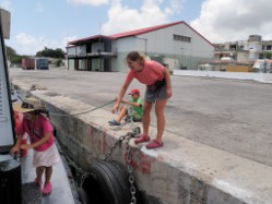 Einstieg ins Dingi ber das Tug-boat
