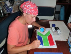 Luise malt die Südafrika-Flagge