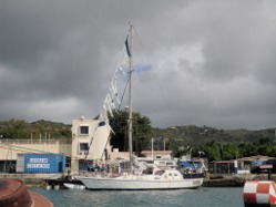 SY Huayra mit zerfetztem Segel