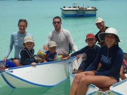 Zwei Familien mit Banana-Booten