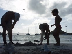 Am Strand der nahegelegenen Baradel-Insel