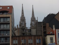 Oostende neue Huser neben alter Peter- und Paulskirche