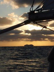 Sonnenaufgang mit Kreuzfahrtschiff