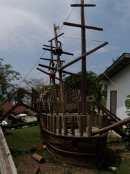 Spielplatz mit Piratenschiff auf Contadora