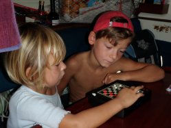 Die Kinder spielen Dame