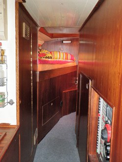 Durchgang zur Achterkabine mit Zugang zum Maschinenraum